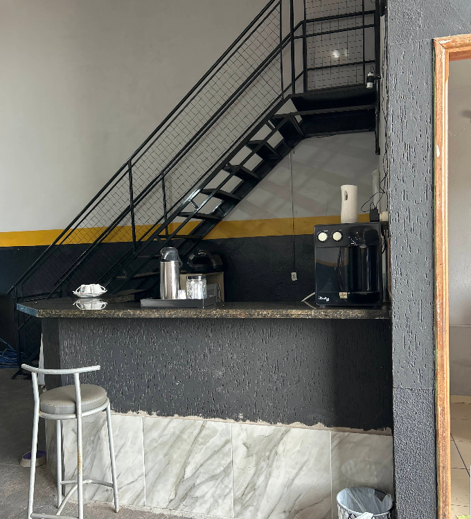Área de convivência com café para clientes
