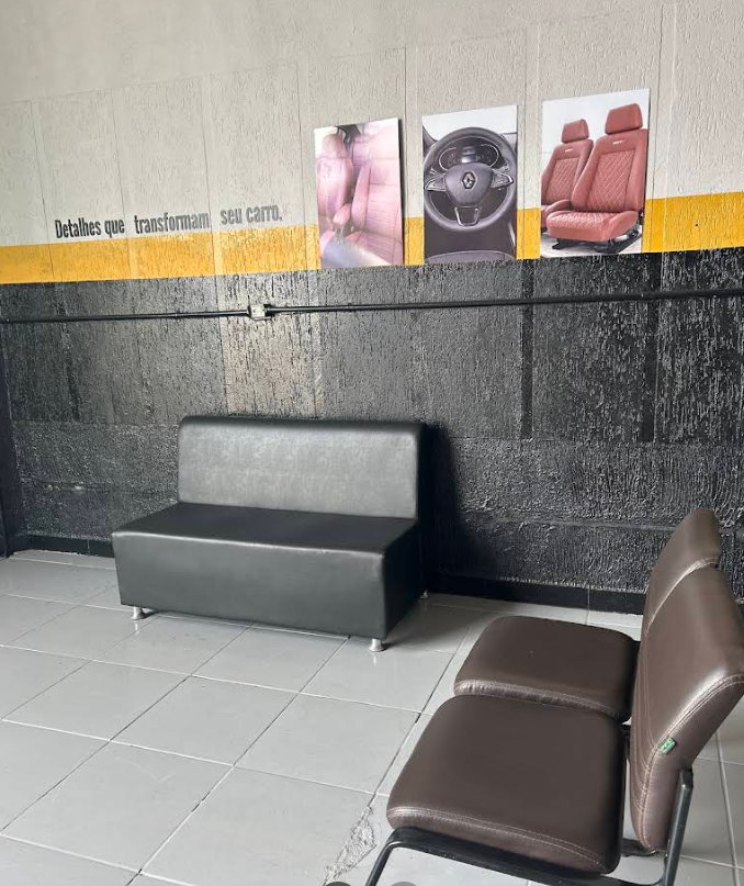 Sala de espera com sofás de couro